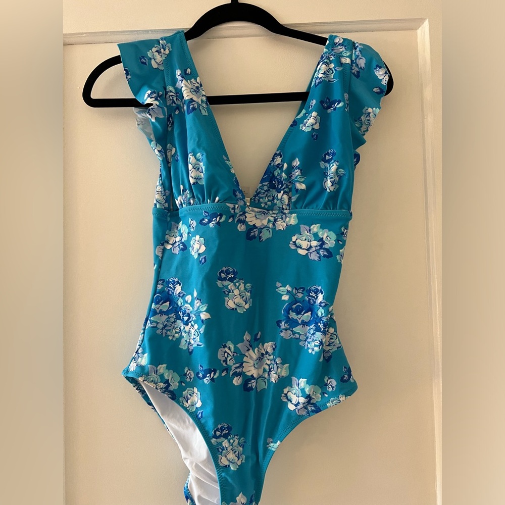 CUPSHE Women's Ruffled One Piece Swimsuit V Neck